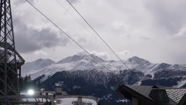 Elevador Esqui Cidade Nas Montanhas Elevador Esqui Para Esquiadores Transporte — Vídeo de Stock