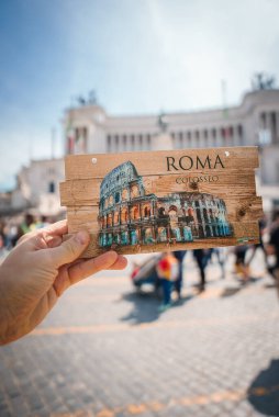 Roma, İtalya 'da, ROMA ve COLOSSEO' nun olduğu Colosseum illüstrasyon kartpostalı. Bulanık şehir arkaplanı sokak mimarisi ile hizalanır, güneşli gün titreşimleri.