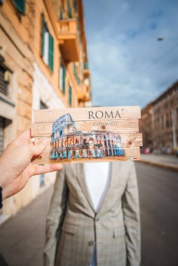 Roma 'da Colosseum' u tasvir eden sanatsal ahşap bir parça var. Ekose ceket, roma ve colosseo. Avrupa sokak sahnesi Roma 'nın.