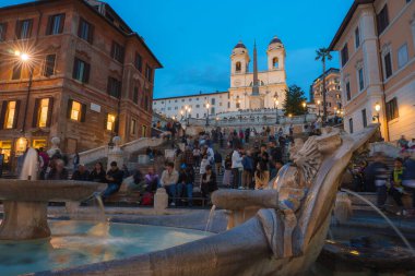 İspanya Merdivenleri, Roma, İtalya 'da hareketli bir alacakaranlık sahnesi. Arka planda Trinita dei Monti kilisesi, turist ve yerel halk kalabalığı, aydınlanmış binalar, Barcaccia Çeşmesi.