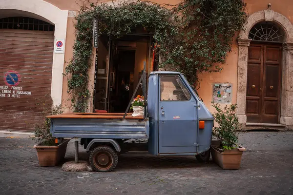 Charming Urban Scene Italy Ape Truck Parked Cobblestone Street Detailed — Stock Photo, Image