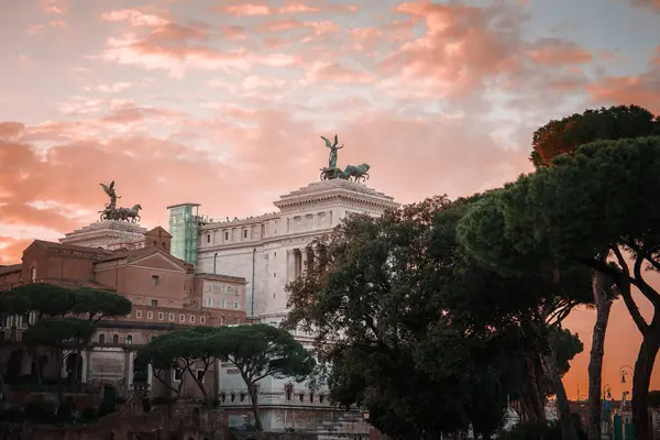 日出或日落时意大利罗马维克多 伊曼纽尔二世国家纪念碑Altare Della Patria的景观 有雕像和温暖的天空的宏伟建筑 — 图库照片