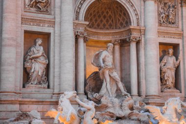 İtalya, Roma 'daki ikonik Trevi Çeşmesini keşfedin. Barok mimarisine ve karmaşık heykellere hayranım, ihtişam ve tarih kavramını yakalıyorum..