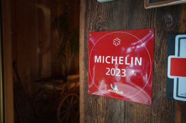 Michelin yıldızı 2023 tabelası duvarda. 