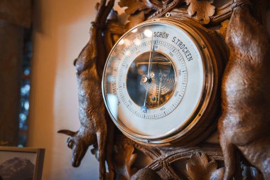 Ahşap çerçevedeki karmaşık barometrenin yakın görüntüsü. Alman hava durumu terazisinde 