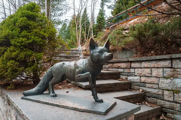 Bronze Fox Statue Stone Pedestal Base Outdoor Steps Landscaped Setting — Stock Photo, Image