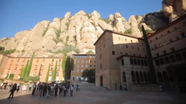 Barselona, İspanya Montserrat Manastırı, Santa Maria de Montserrat, Barcelona yakınlarındaki Montserrat Dağı 'nda yer alan bir manastır..