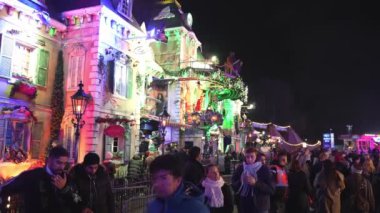 Londra Hyde Park Kış Harikalar Diyarı, Londra, İngiltere. Londra Harikalar Diyarı. Hyde Parks Kış Diyarı 'nda yürüyen insanların gece görüşü