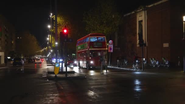 Traditionell Dubbeldäckare Röd Buss Dekorerad Julbelysning Gatorna London Juletid — Stockvideo