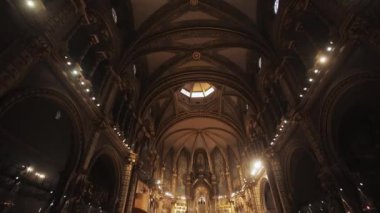 Katalonya. Montserrat Kilisesi 'nin içinde. Abbey, Montserrat Dağı 'nda yer almaktadır. Kilise çocukları korosu şarkı söylüyor..