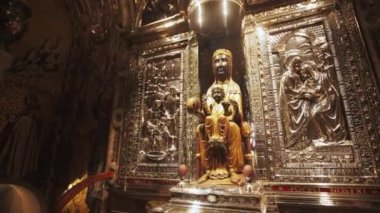 Kutsal İglesia de Belen 'de Madonna' nın oyulmuş heykeli Nuestra Senora de Montserrat. Montserrat Manastırı, İspanya, Katalonya 'da Siyah Madonna.