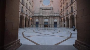 Barselona, İspanya Montserrat Manastırı, Santa Maria de Montserrat, Barcelona yakınlarındaki Montserrat Dağı 'nda yer alan bir manastır..