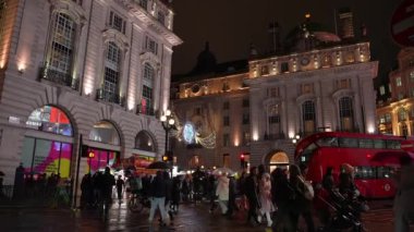 Mayfair, Londra, İngiltere 'de Noel ışıkları. Piccadilly yakınlarındaki Regent Caddesi 'nde Noel süsleri ve Noel ışıkları. Londra 'da Noel ruhu.