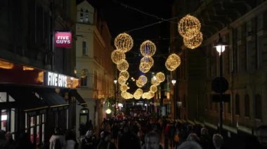 Londra 'nın Covent Garden bölgesinde güzel Noel süslemeleri ve ışıklar. Güzel süslemeli Noel ruhu.