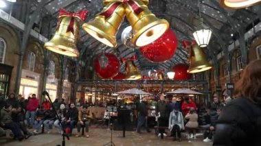 Londra 'nın Covent Garden bölgesinde güzel Noel süslemeleri ve ışıklar. Güzel süslemeli Noel ruhu.