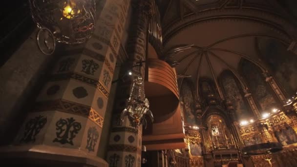 Catalonië Interieur Van Kerk Van Montserrat Abdij Ligt Berg Montserrat — Stockvideo