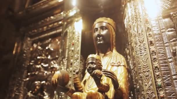 Het Gebeeldhouwde Beeldhouwwerk Van Madonna Nuestra Senora Montserrat Trog Iglesia — Stockvideo