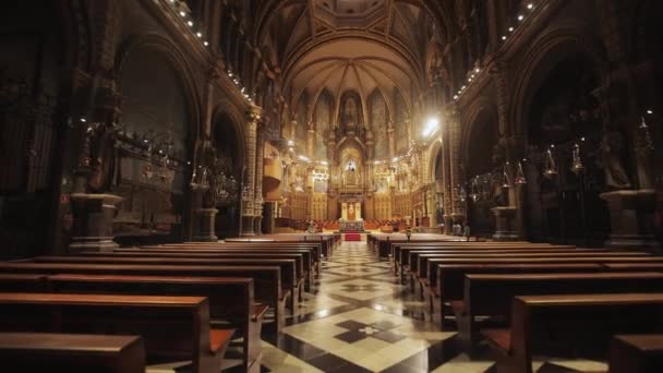 カタルーニャ モンセラート教会の内部 アビーはモンセラートの山に位置しています チャーチボーイズシング — ストック動画