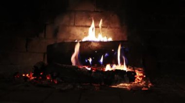 Isı enerji yığını, kırmızı ve sarı, gece yakıt noktasında termal enerji. Güzel şömine..