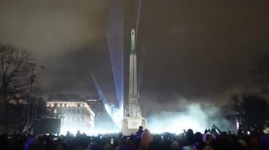 Letonya 'nın Riga kentindeki Özgürlük Anıtı' nı aydınlatacak canlı bir gece lazeri gösterisi seyircilerin ulusal gurur ve bağımsızlık kutlamalarının keyfini çıkarıyor..