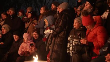 Riga 'da kırmızı mum tutucularının olay yerini aydınlattığı bir toplantı, Riga Kalesi yakınlarındaki Letonya' da Bağımsızlık Günü 'nün saygıdeğer bir anısını simgeliyor..