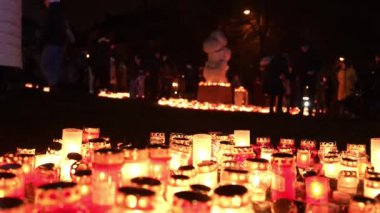 Riga 'da kırmızı mum tutucularının olay yerini aydınlattığı bir toplantı, Riga Kalesi yakınlarındaki Letonya' da Bağımsızlık Günü 'nün saygıdeğer bir anısını simgeliyor..