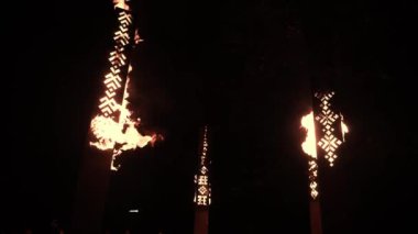 Alevli Alevli Meşale Yangını. Siyah bir arkaplanda gerçek alevler yandı. Gerçek ateş. Şeffaf Arkaplan Ateşi Görsel Efekti.