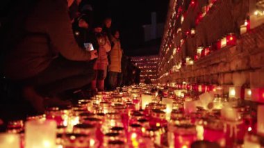 Riga 'da kırmızı mum tutucularının olay yerini aydınlattığı bir toplantı, Riga Kalesi yakınlarındaki Letonya' da Bağımsızlık Günü 'nün saygıdeğer bir anısını simgeliyor..