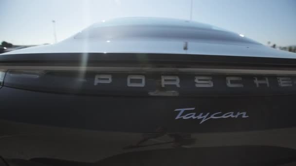 Vista Perto Porsche Taycan Exterior Luxo Porsche Taycan Dia Ensolarado — Vídeo de Stock