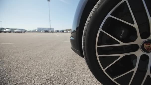 Porsche Taycan Yakın Görüntüsü Güneşli Bir Günde Lüks Porsche Taycan — Stok video