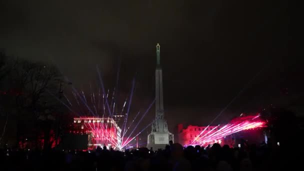 Livlig Nattlig Lasershow Lyser Upp Frihetsmonumentet Riga Lettland Eftersom Publik — Stockvideo
