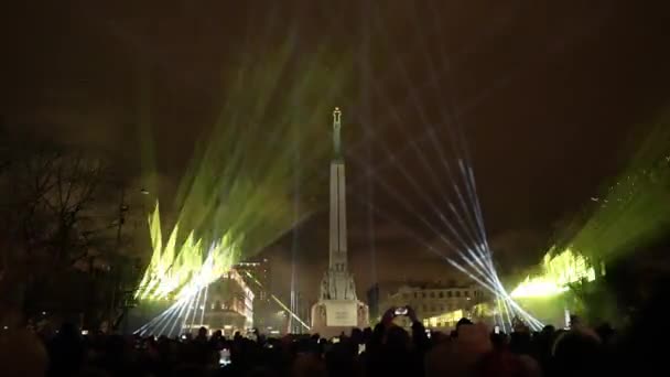 一场充满活力的夜间激光表演照亮了拉脱维亚里加的自由纪念碑 因为人群正在庆祝国家的骄傲和独立 — 图库视频影像