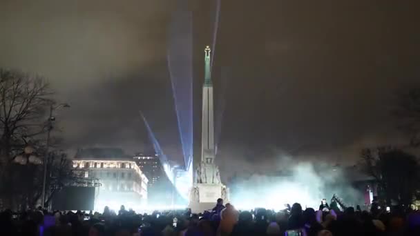 Een Levendige Avond Laser Show Verlicht Het Freedom Monument Riga — Stockvideo