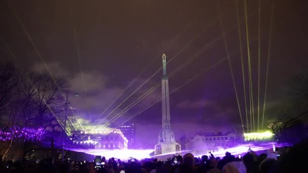 Vibrante Espectáculo Láser Nocturno Ilumina Monumento Libertad Riga Letonia Mientras — Vídeo de stock