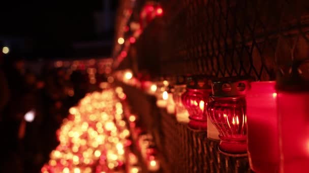 Shromáždění Rize Červenými Držáky Svíček Osvětlujícími Scénu Znamená Uctivé Připomenutí — Stock video