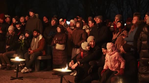 Una Reunión Riga Con Candelabros Rojos Iluminando Escena Significa Una — Vídeos de Stock