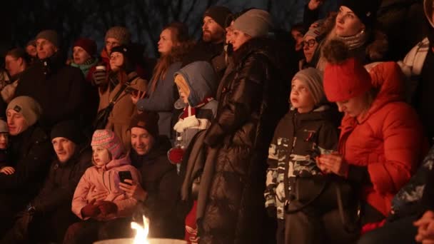 Rassemblement Riga Avec Des Bougeoirs Rouges Illuminant Scène Signifie Une — Video