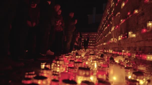 Een Bijeenkomst Riga Met Rode Kaarsenhouders Die Scène Verlichten Betekent — Stockvideo