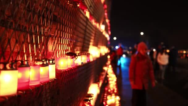 Μια Συγκέντρωση Στη Ρίγα Κόκκινες Λαμπάδες Φωτίζουν Σκηνή Σηματοδοτεί Έναν — Αρχείο Βίντεο