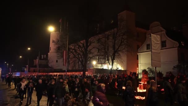 Pertemuan Riga Dengan Para Pemegang Lilin Merah Yang Menerangi Tempat — Stok Video