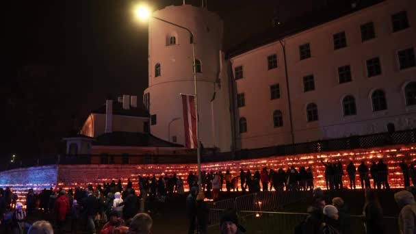 Sammankomst Riga Med Röda Ljusstakar Som Belyser Scenen Ett Respektfullt — Stockvideo