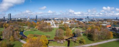 Letonya, Riga 'nın havadan görünüşü. Riga 'da güzel bir yaz günü ve arka planda eski bir kasaba. Letonya 'nın başkenti.