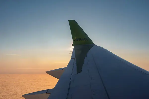 Asas Aeronaves Aéreas Modernas Voando Céu Nublado Durante Uma Viagem Imagem De Stock