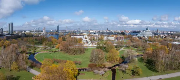 Construção Roda Observação Riga Letónia Roda Gigante Bonita Parque Vitória Imagens Royalty-Free