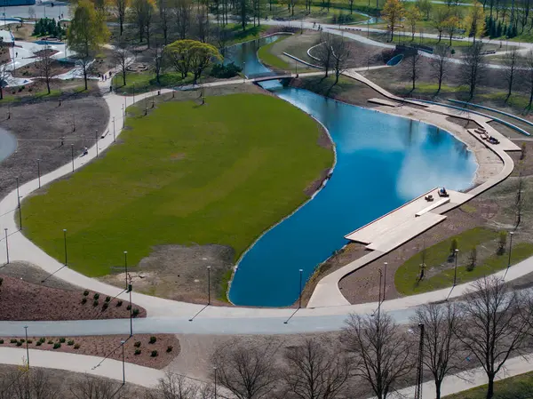 Novo Parque Victory Redesenhado Riga Letónia Com Uma Lagoa Passeios Fotografia De Stock