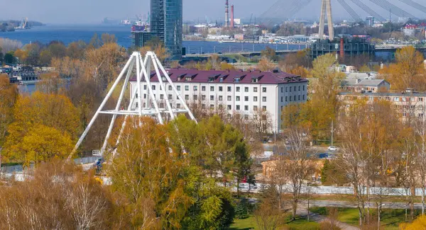 Construção Roda Observação Riga Letónia Roda Gigante Bonita Parque Vitória Imagem De Stock