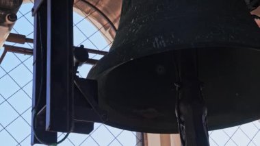 İtalya, Venedik 'teki St. Mark Campanile' in zil sesi. Çan kulesinin içinde eski büyük çanlar. Bronz ya da kuledeki bakır çanın yakın çekim görüntüsü..