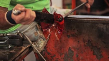 İtalya 'nın Murano kentinde eriyik camları şekillendiren cam üfleyicilerinin yakın plan görüntüsü. Patlamış cam işleme cihazını kapat. Murano İtalya 'da cam yapımı. 