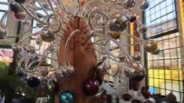 Dünyaca ünlü Murano camından renkli cam kolyeler, avize ve kelebek. Markalı hediye dükkanında geleneksel Venedik cam avizesi, Murano, Venedik, İtalya.