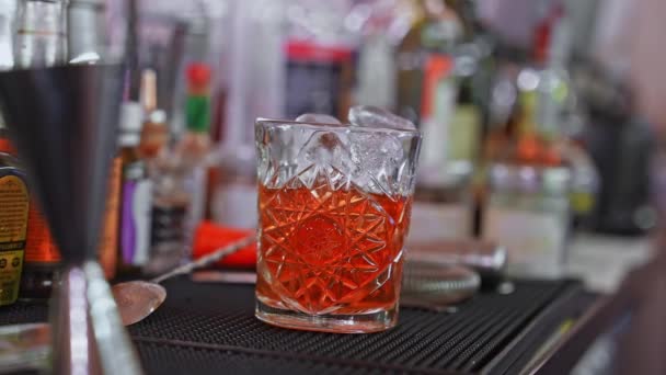 吧台的酒保在吧台准备鸡尾酒酒类 人和奢侈品概念 — 图库视频影像